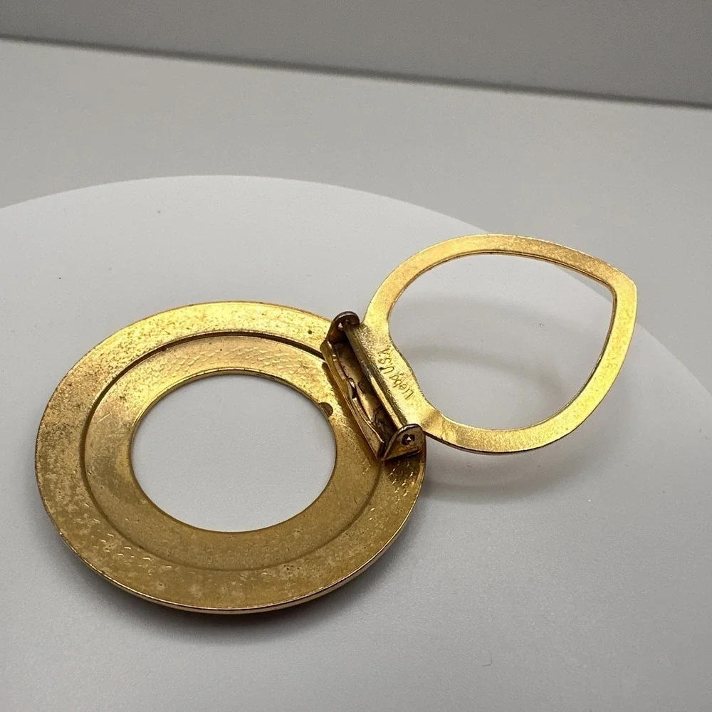 Vintage 80s 90s Lieba USA‎ Gold Tone Textured Round Scarf Clip Accessory Fashion